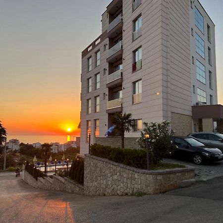 Lux Hotel M Добра-Вода Экстерьер фото