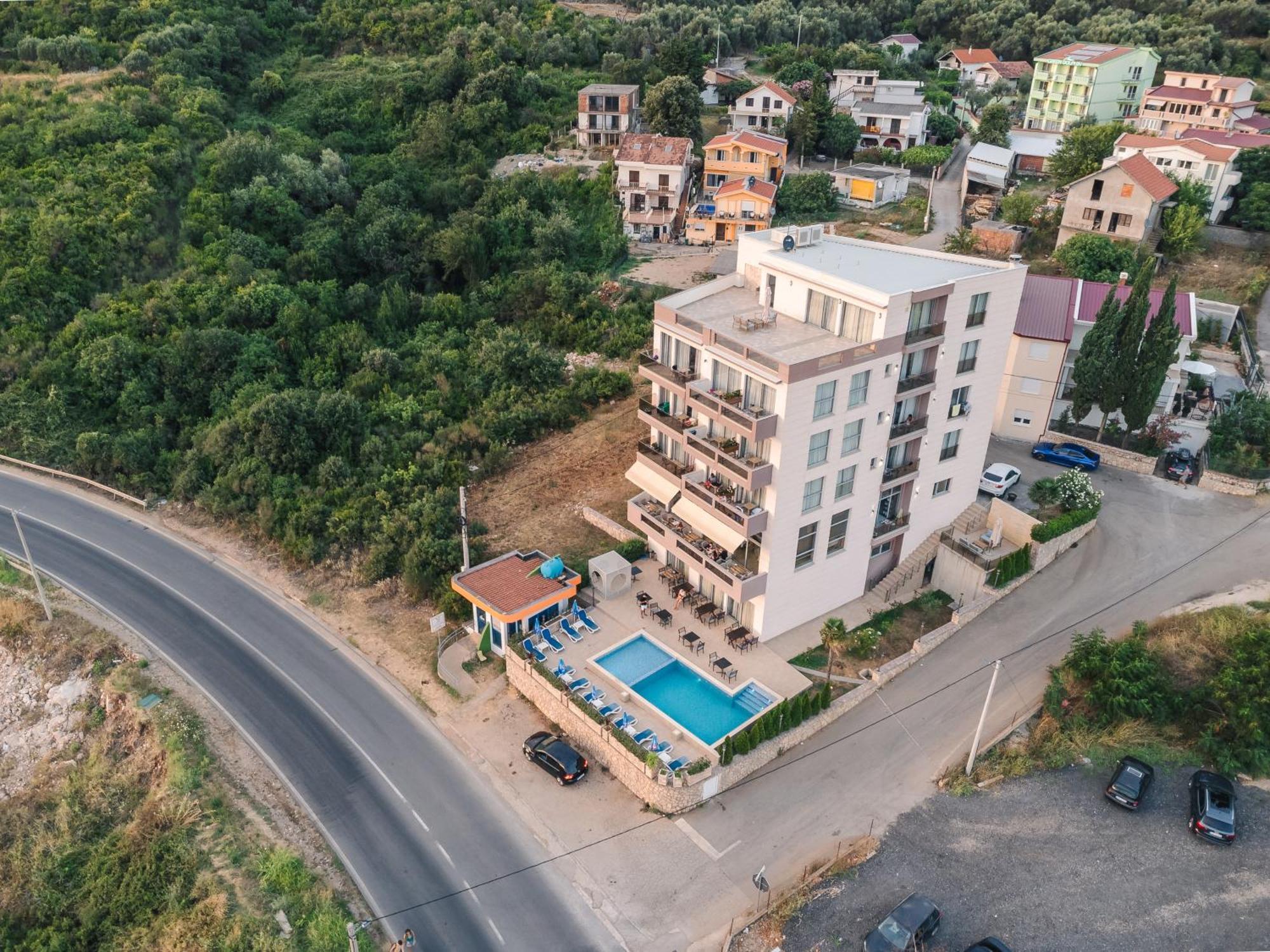 Lux Hotel M Добра-Вода Экстерьер фото